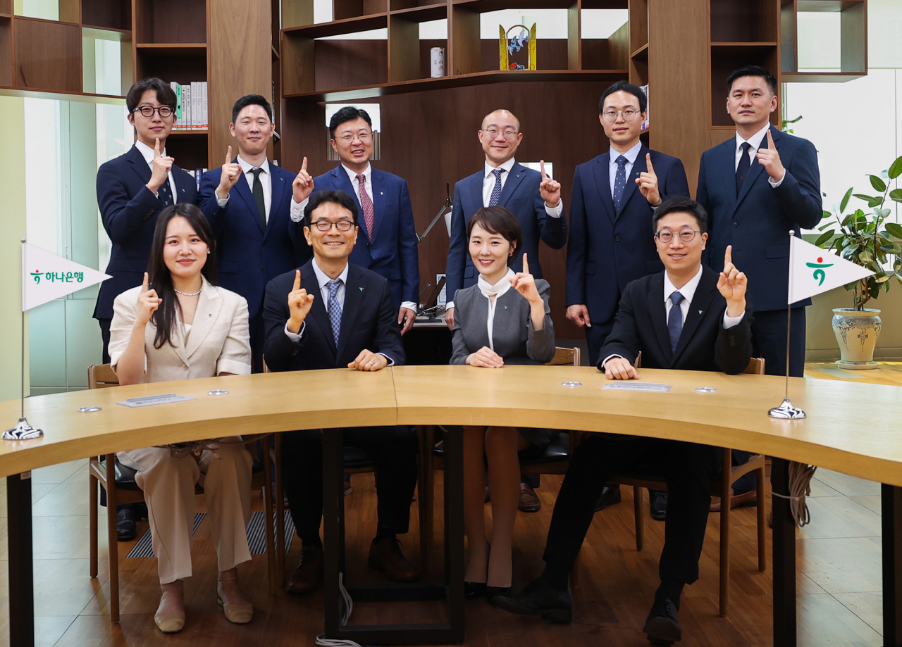 지난 27일 서울 중구 을지로 하나은행 본점에서 ‘하나은행 기업ESG컨설팅팀’ 직원들이 기념 촬영을 하고 있다.[하나은행 제공]