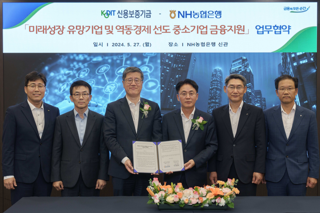 NH농협은행과 신용보증기금은 27일 서울시 중구 농협은행 본점에서 ‘미래성장 유망기업 및 역동경제 선도 중소기업 금융지원 업무협약’을 체결했다. 왼쪽부터 정현호 신용보증부장, 윤정인 정책자문관, 최원목 이사장, 이석용 농협은행장, 최영식 기업금융부문 부행장, 박재명 중소기업고객부장이 기념사진 촬영을 하고 있다. [NH농협은행 제공]