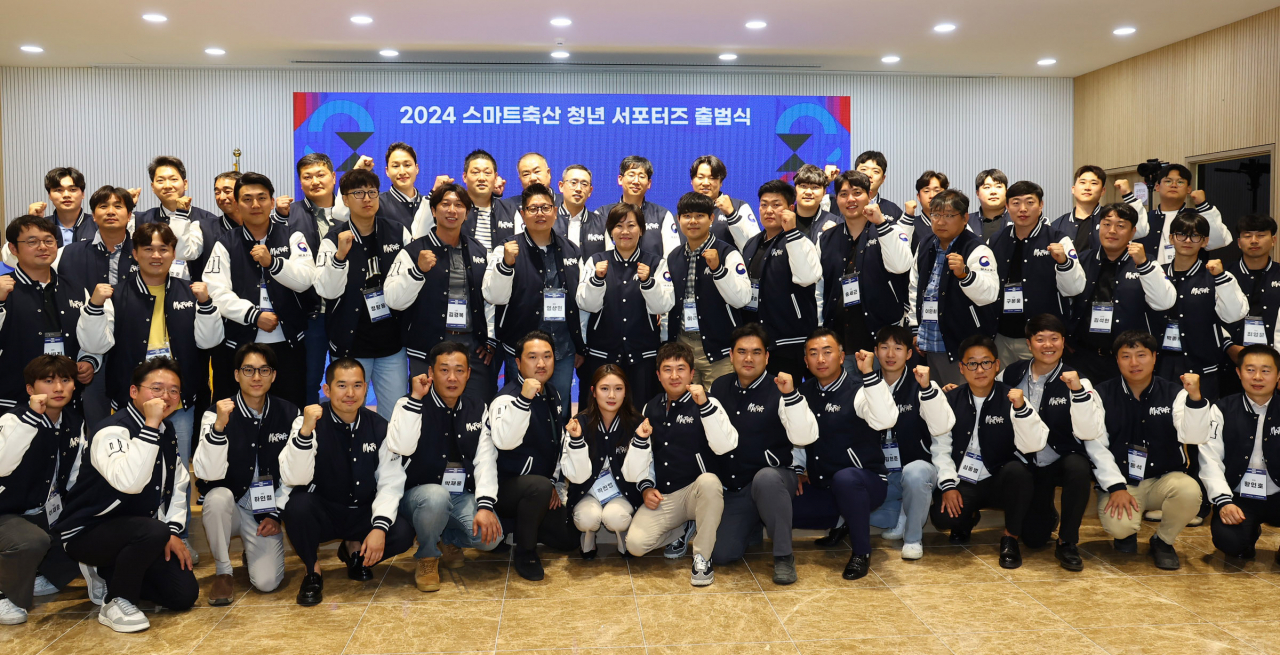 송미령(두번째줄 왼쪽 일곱번째) 농림축산식품부 장관이 27일 충남 천안 연암대에서 열린 '스마트축산 청년 서포터즈' 제1기 출범식에서 서포터즈들과 기념 촬영하고 있다. [연합]