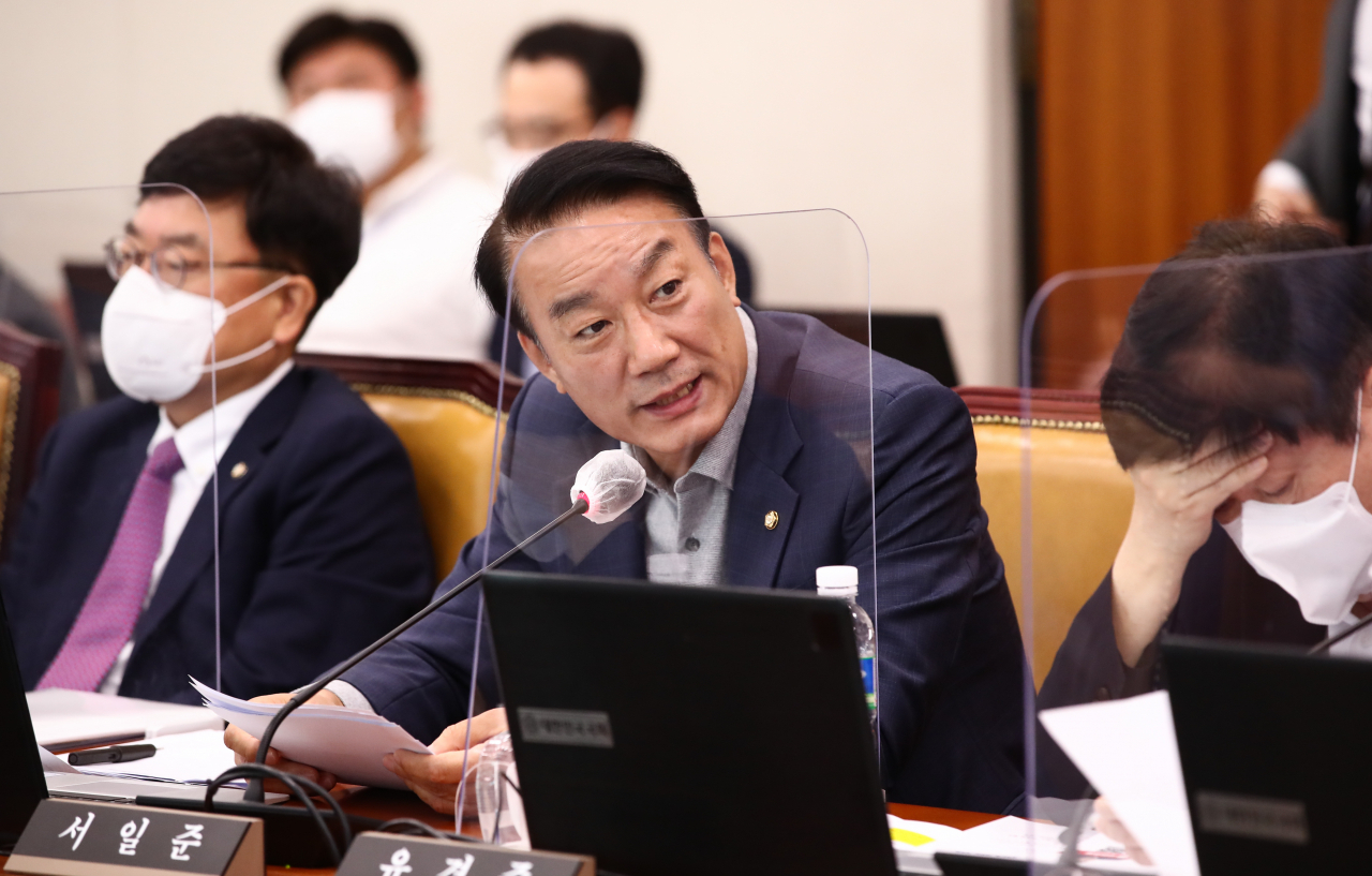지난 제22대 총선에서 재선에 성공한 국민의힘 서일준 의원이 공직선거법 위반 혐의로 경찰 수사를 받고 있다. 사진은 지난 12일 국정감사에서 서 의원이 질의하는 모습. 이상섭 기자