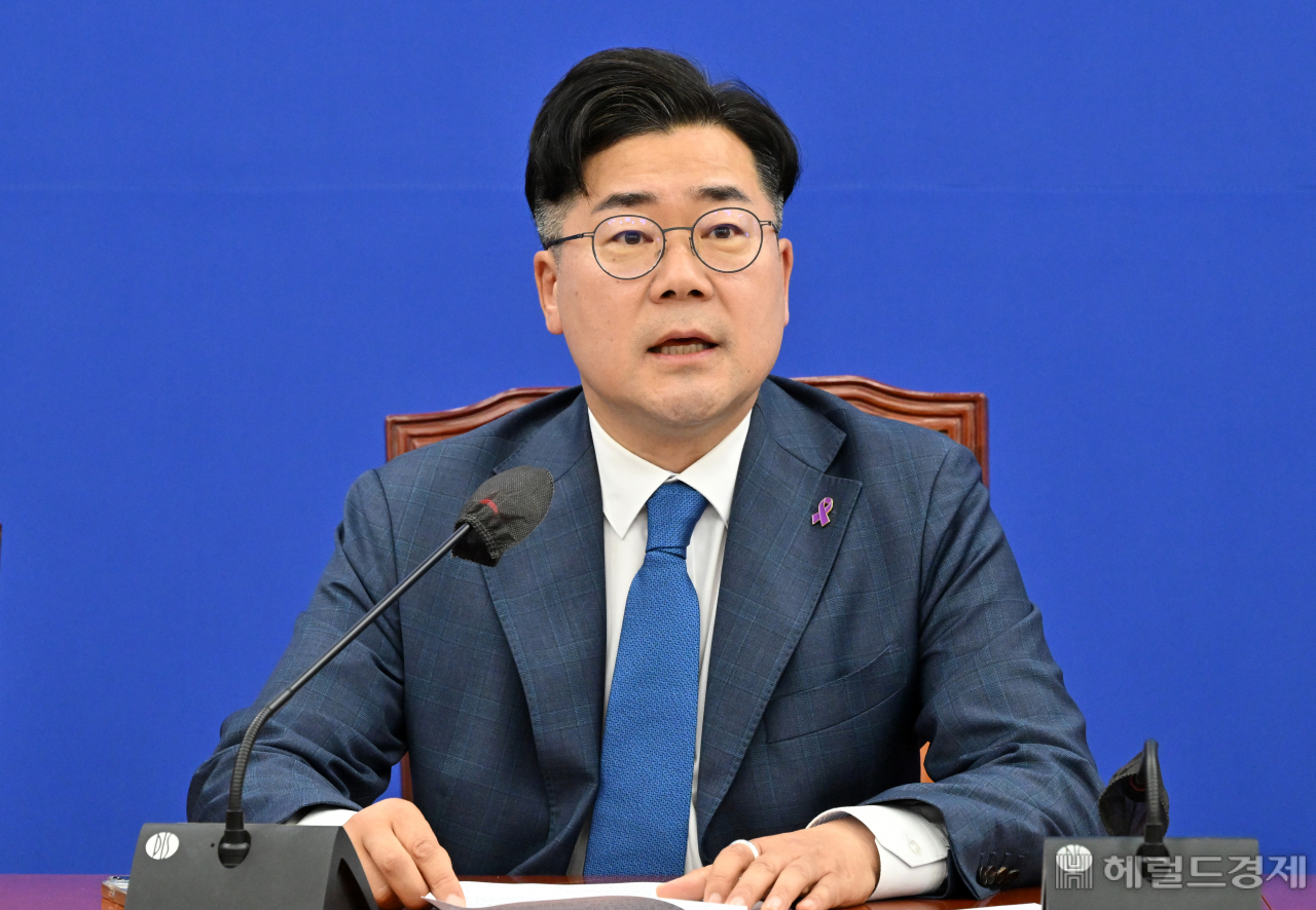 박찬대 더불어민주당 원내대표가 28일 오전 서울 여의도 국회에서 열린 원내대책회의에 참석해 모두발언을 하고 있다. 임세준 기자