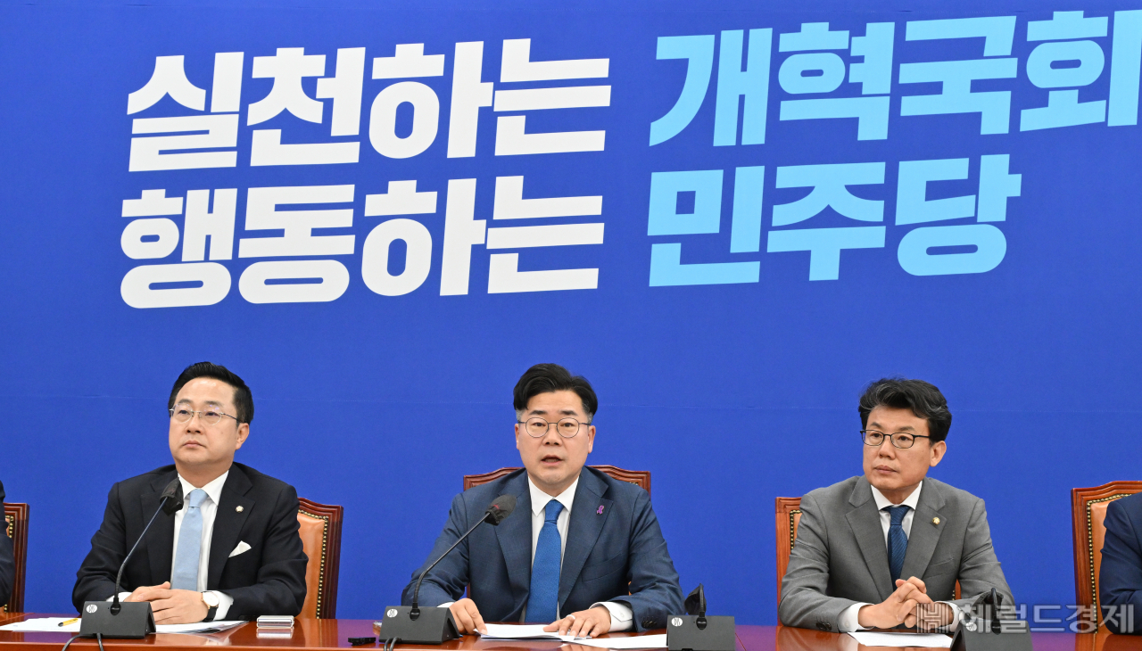 박찬대(가운데) 더불어민주당 원내대표가 28일 오전 서울 여의도 국회에서 열린 원내대책회의에 참석해 모두발언을 하고 있다. 임세준 기자
