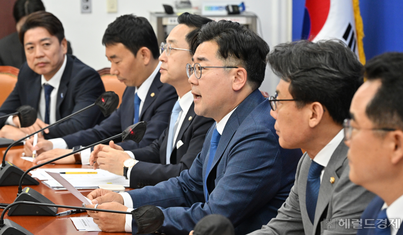 박찬대(오른쪽 세번째) 더불어민주당 원내대표가 28일 오전 서울 여의도 국회에서 열린 원내대책회의에 참석해 모두발언을 하고 있다. 임세준 기자