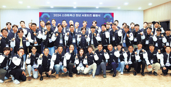 송미령(두번째줄 왼쪽 일곱번째) 농림축산식품부 장관이 27일 충남 천안 연암대에서 열린 ‘스마트축산 청년 서포터즈’ 제1기 출범식에서 서포터즈들과 기념 촬영하고 있다. [연합]