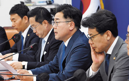 21대 국회 마지막 본회의가 개최되는 28일 오전 추경호(위쪽 사진 가운데) 국민의힘 원내대표와 박찬대(오른쪽 두번째) 더불어민주당 원내대표가 서울 여의도 국회에서 열린 원내대책회의에서 모두 발언을 하고 있다. 임세준 기자