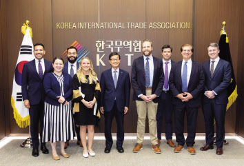 윤진식(가운데) 한국무역협회 회장과 미국 하원의원 보좌진이 간담회에서 기념 촬영을 하고 있다. [무역협회 제공]