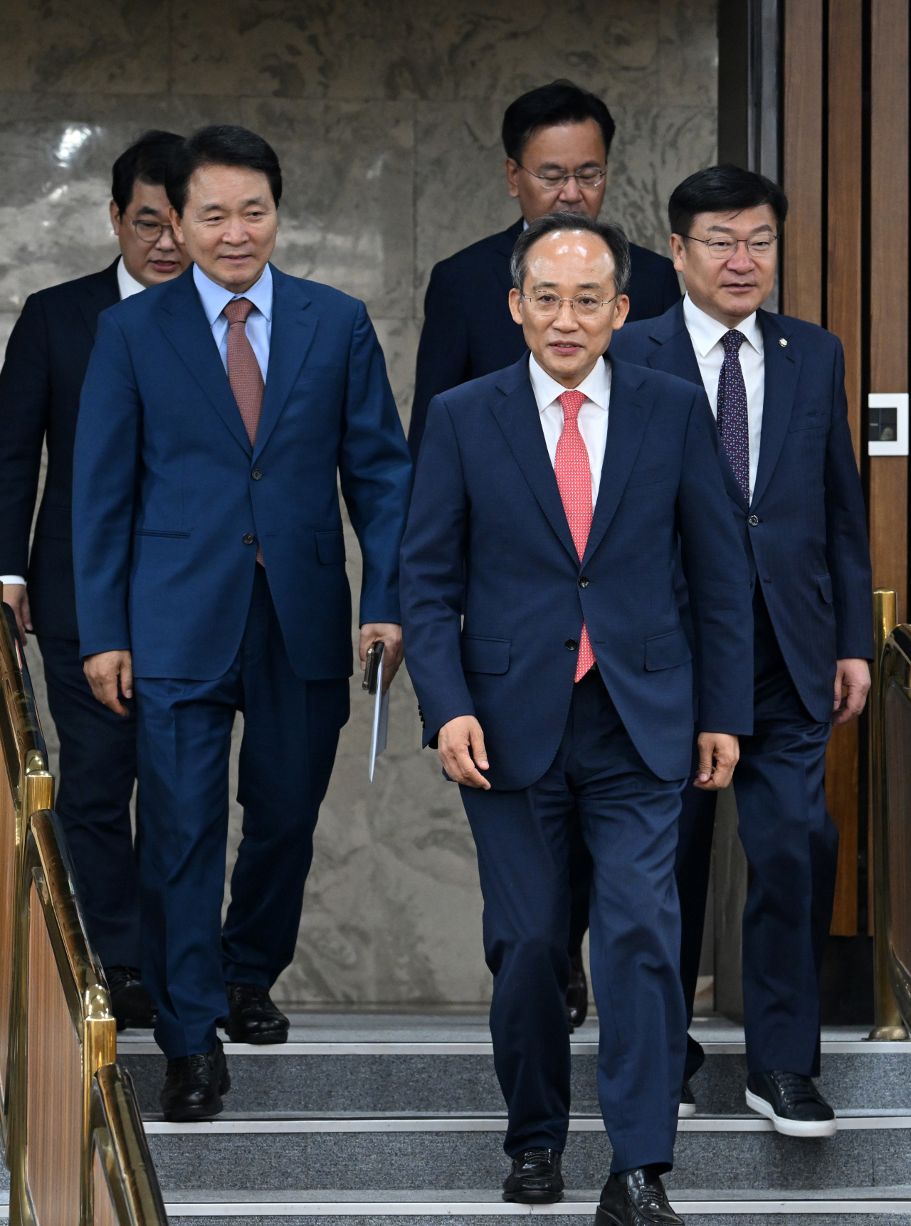 추경호(가운데) 국민의힘 원내대표를 비롯한 지도부가 28일 오전 서울 여의도 국회에서 열린 원내대책회의에 참석하고 있다. 임세준 기자