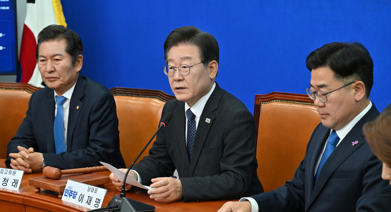 이재명(가운데) 더불어민주당 대표가 27일 오전 서울 여의도 국회에서 열린 최고위원회의에서 모두발언을 하고 있다. 임세준 기자