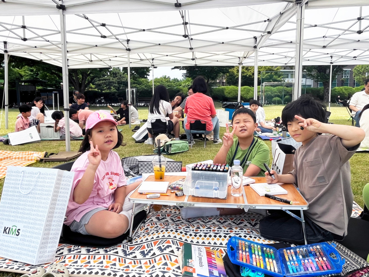 ‘제15회 경남초등학생 과학상상그리기 대회’에 참가한 학생들이 그림을 그리는 모습.[한국재료연구원 제공]