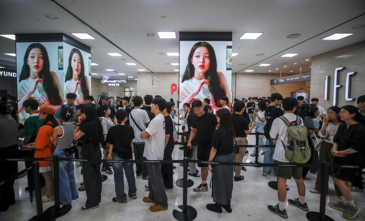 서울의 한 백화점 팝업 스토어에서 고객들이 입장을 기다리고 있다. 사진은 기사와 무관. [뉴시스]