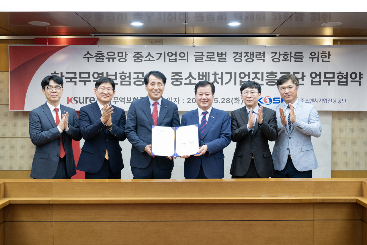 장영진(왼쪽 세번째) 한국무역보험공사 사장이 28일 서울 종로구 본사에서 중소벤처기업진흥공단과 ‘수출 유망 중소기업의 글로벌 경쟁력 강화를 위한 업무협약'을 체결한 후 기념촬영을 하고 있다.[한국무역보험공사 제공]