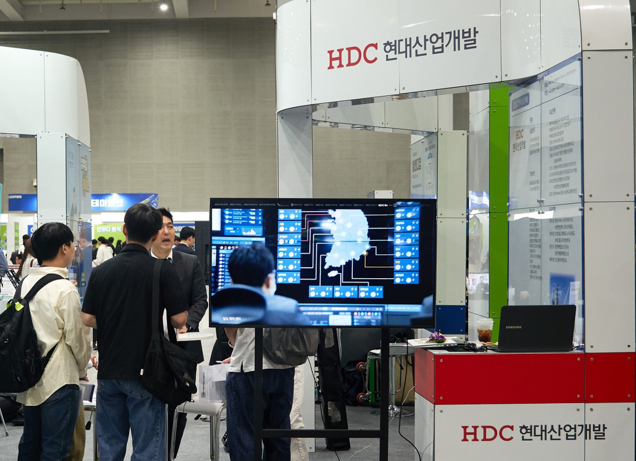HDC현대산업개발은 28일, 수원컨벤션센터에서 경기도, 경기도 일자리재단, IBK기업은행과 함께 지역 경제를 활성화하고 협력사의 우수 인재 채용을 지원하기 위한 경기도 일자리 박람회를 개최했다.[사진=HDC현대산업개발 제공]
