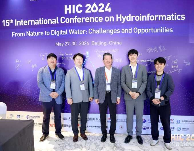최계운 인천환경공단 이사장〈중앙〉이 28일 중국에서 열린 HIC국제학술회의에서 직원들과 기념촬영을 하고 있다.