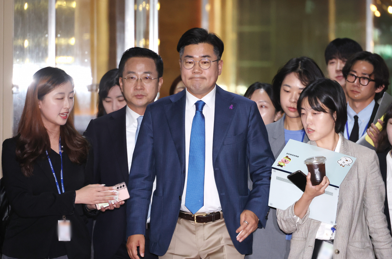 박찬대 더불어민주당 원내대표(가운데)가 28일 오전 국회에서 김진표 국회의장을 만나기 위해 이동하며 취재진의 질문을 받고 있다. [연합]