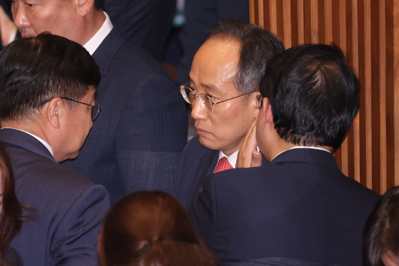 추경호 국민의힘 원내대표와 배준영 원내수석부대표가 28일 오후 국회에서 열린 본회의에서 재의결 안건으로 상정된 '해병대 채상병 사망사건 수사외압 의혹 특별검사법' 표결을 앞두고 긴박한 모습을 보이고 있다. [연합]