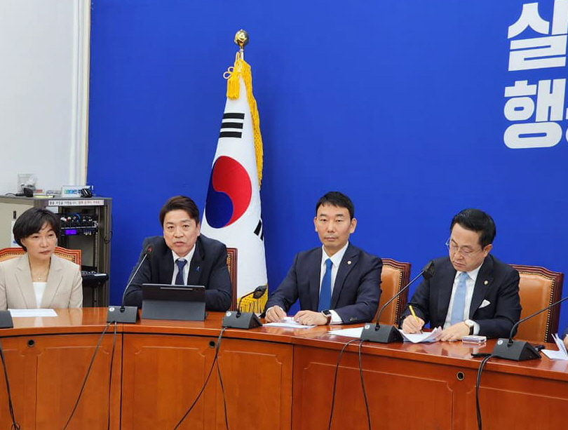 부승찬(왼쪽 두 번째) 더불어민주당 국회의원 당선인은 28일 헤럴드경제와 통화에서 최근 잇단 육군 내 사망 사건사고와 관련 “윤석열 정부에서 군기가 빠졌다는 근시안적인 비판으로는 문제를 해결할 수 없다”며 “보다 근본적인 대책이 필요하다”고 밝혔다. [부승찬 당선인 페이스북]