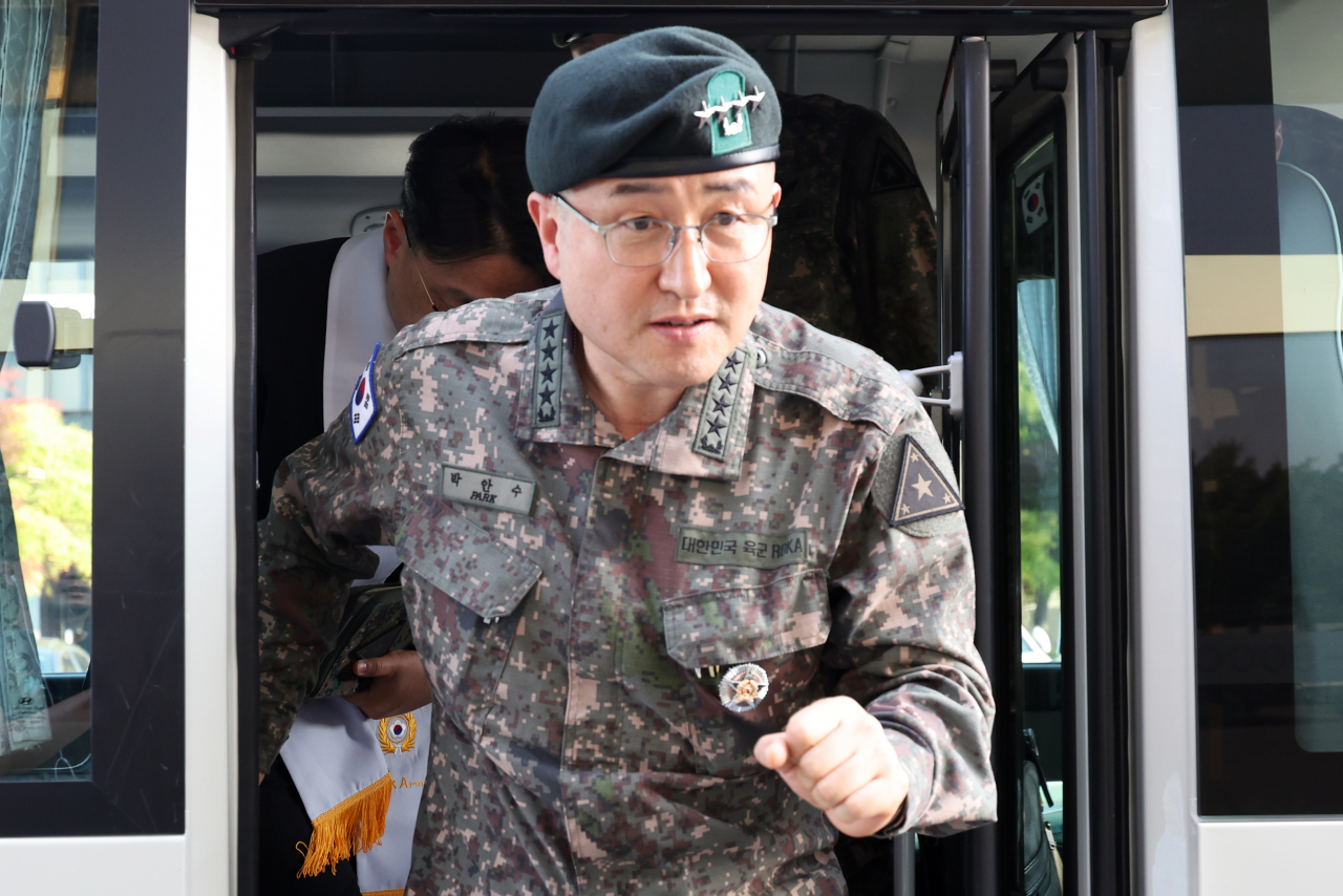 박안수 육군참모총장이 28일 오후 전남 나주시 한 장례식장에 마련된 ‘군기훈련 사망 훈련병’의 빈소에 가기 위해 차량에서 내리고 있다. [연합]