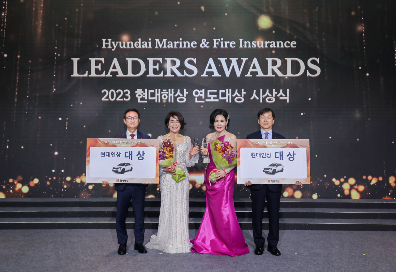 현대해상은 28일 서울 워커힐 호텔에서 ‘2023 연도대상 시상식’을 개최했다. 시상식에 참석한 조용일 대표이사(왼쪽 첫 번째), 설계사부문 대상 이민숙 씨 (왼쪽 두 번째), 대리점부문 대상 남상분 씨 (왼쪽 세 번째), 이성재 대표이사(왼쪽 네 번째)이 기념사진을 촬영하고 있다.