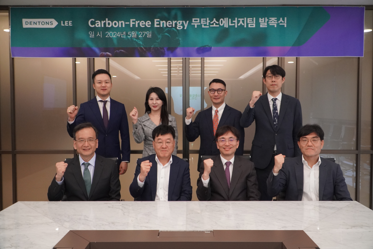 글로벌 로펌인 덴톤스 리 정만기(앞줄 왼쪽 두번째) 고문이 27일 열린 덴톤스 리 무탄소에너지팀 발족식에서 기념촬영을 하고 있다. [덴톤스 리 제공]