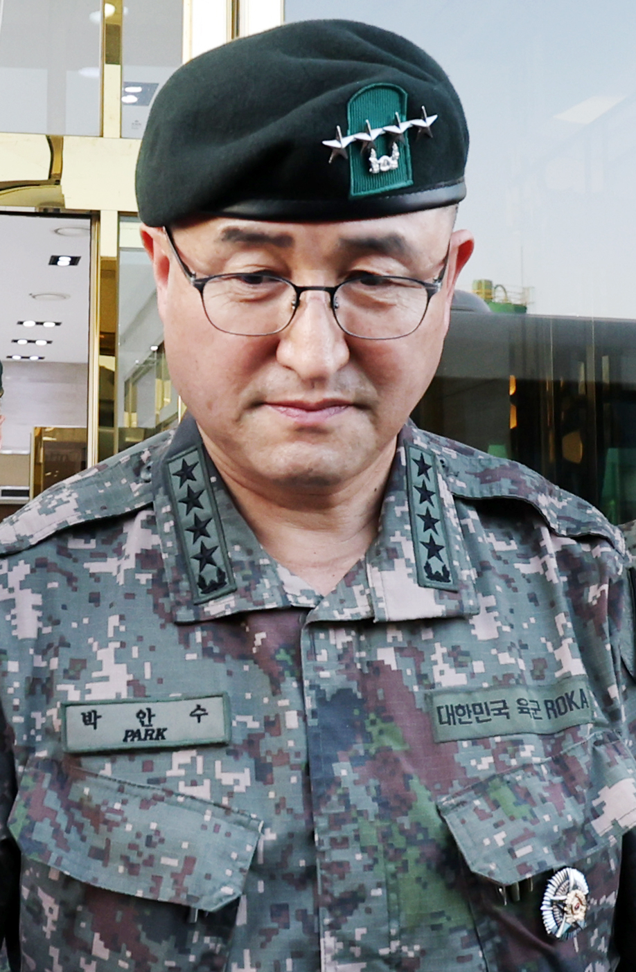 박안수 육군참모총장이 28일 오후 전남 나주시 한 장례식장에 마련된 '군기훈련 사망 훈련병'의 빈소를 조문한 뒤 이동하고 있다. [연합]