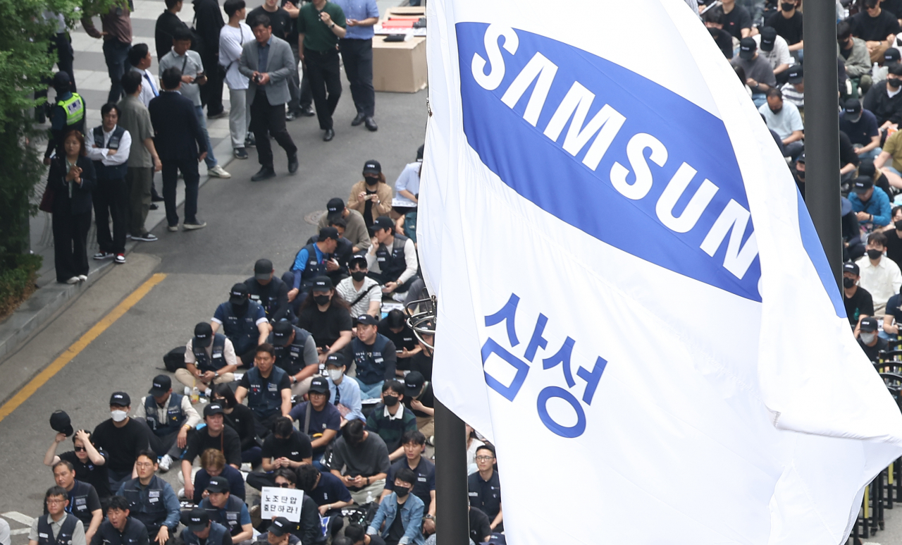 전국삼성전자노동조합 조합원들이 지난 24일 오후 서울 강남구 삼성전자 사옥 앞에서 노동조합과의 교섭을 촉구하며 문화 행사를 진행하는 모습. [연합]