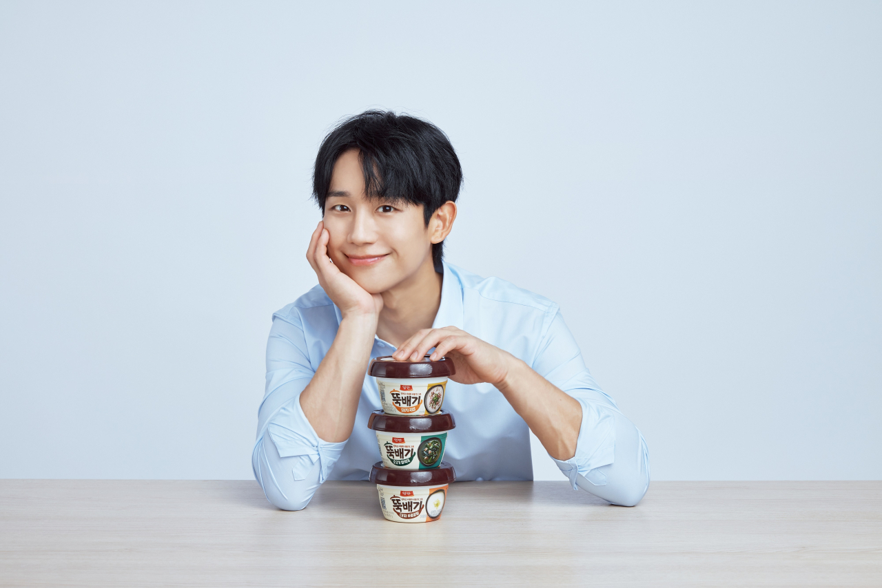 배우 정해인이 동원F&B ‘양반 뚝배기’를 홍보하고 있다. [동원F&B 제공]