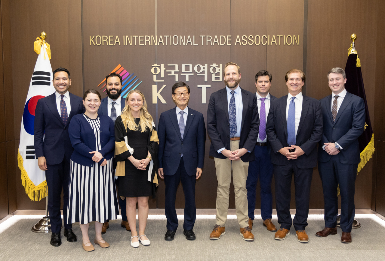 윤진식(가운데) 한국무역협회 회장과 미국 하원의원 보좌진인 까를로스 빠스 주니어(왼쪽부터), 사라 루시아 설빈, 패트릭 도날드 모세테, 메이브 캐롤린 힐리, 제이콥 나다니엘 올슨, 미카 토마스 케첼, 조나단 마크 데이, 로버트 윌리엄 누탈 보좌관이 27일 ‘미 하원의원 보좌관 초청 간담회’에서 기념촬영을 하고 있다. [무역협회 제공]