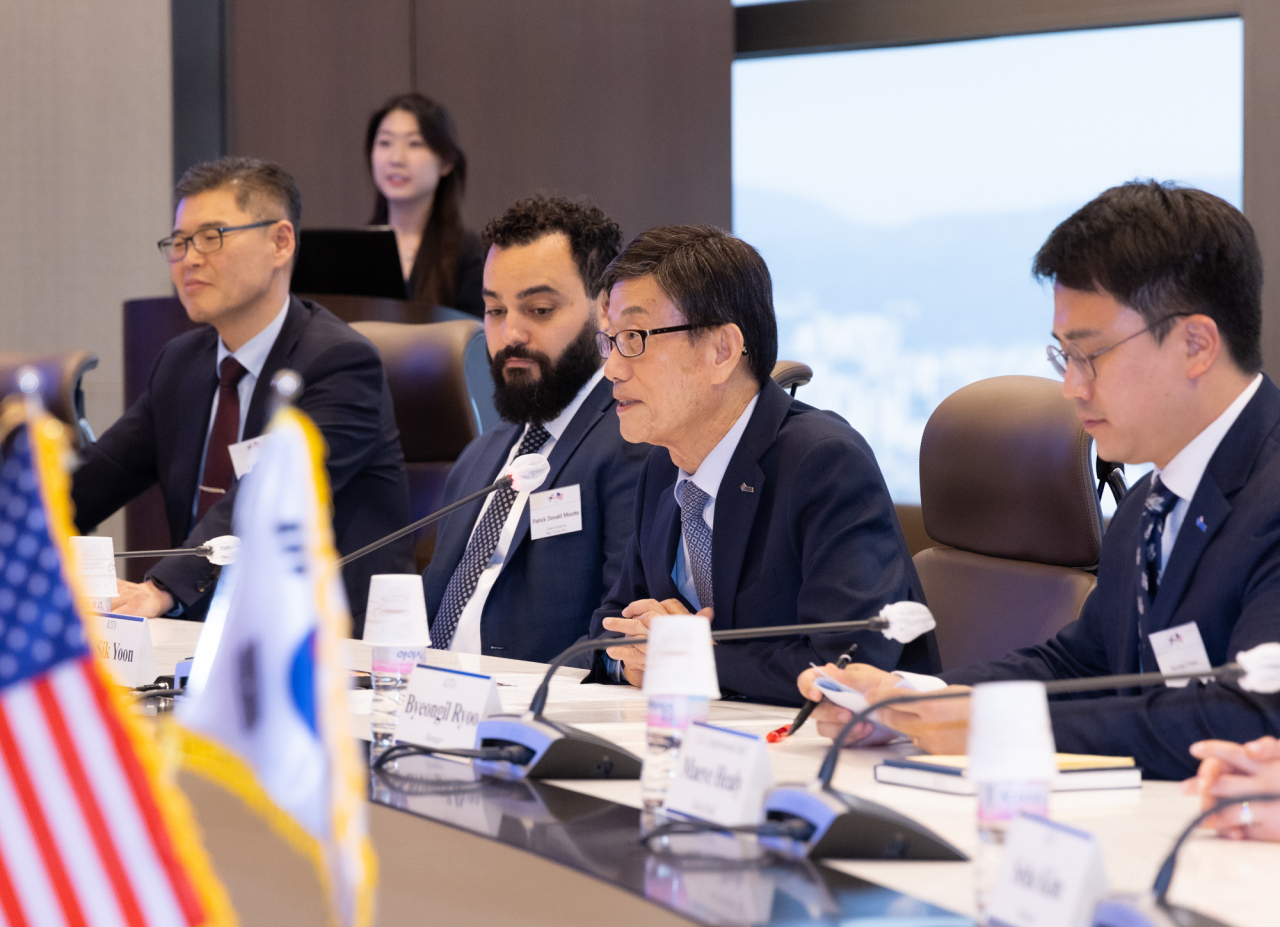 한국무역협회가 27일 그랜드 인터컨티넨탈 서울 파르나스 호텔에서 개최한 '미 하원의원 보좌관 초청 간담회'에서 윤진식(오른쪽 두번째) 한국무역협회 회장이 인사말을 하고 있다. [무역협회 제공]