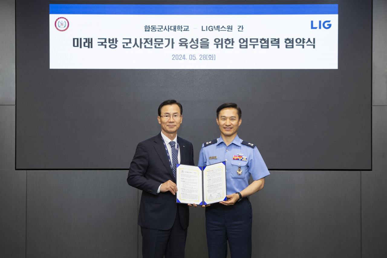 신익현(왼쪽) LIG넥스원 대표이사와 박찬근 합동군사대학교 총장이 업무협약식에서 기념촬영을 하고 있다. [LIG넥스원 제공]