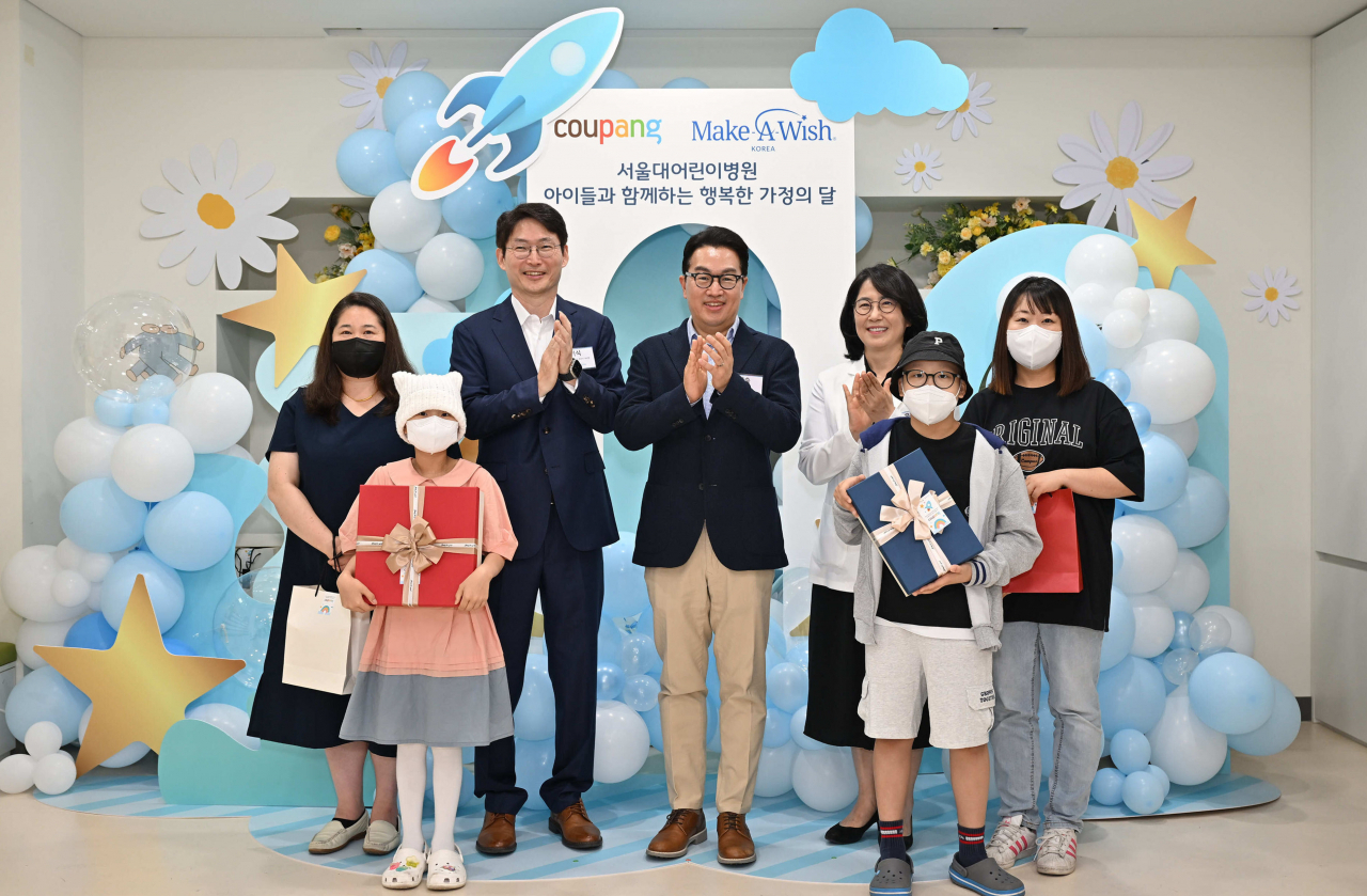 쿠팡이 난치병 환아들의 꿈을 응원하기 위해 마련한 행사에 강한승 쿠팡 대표이사(가운데), 민기식 메이크어위시 코리아 이사장(가운데 왼쪽), 천정은 서울대어린이병원 통합케어센터장(가운데 오른쪽)이 참석해 기념사진을 촬영하고 있다. [쿠팡 제공]
