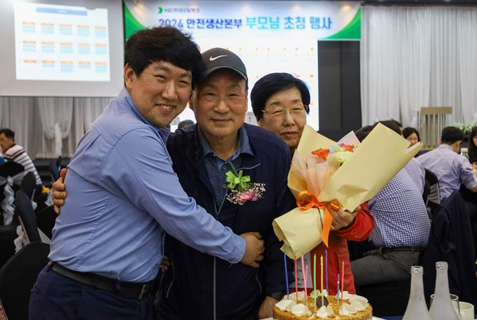 지난 24일 HD현대오일뱅크 대산 공장에서 열린 부모 초청 행사에 참석한 한 임직원과 부모님이 기념촬영을 하고 있다. [HD현대오일뱅크 제공]