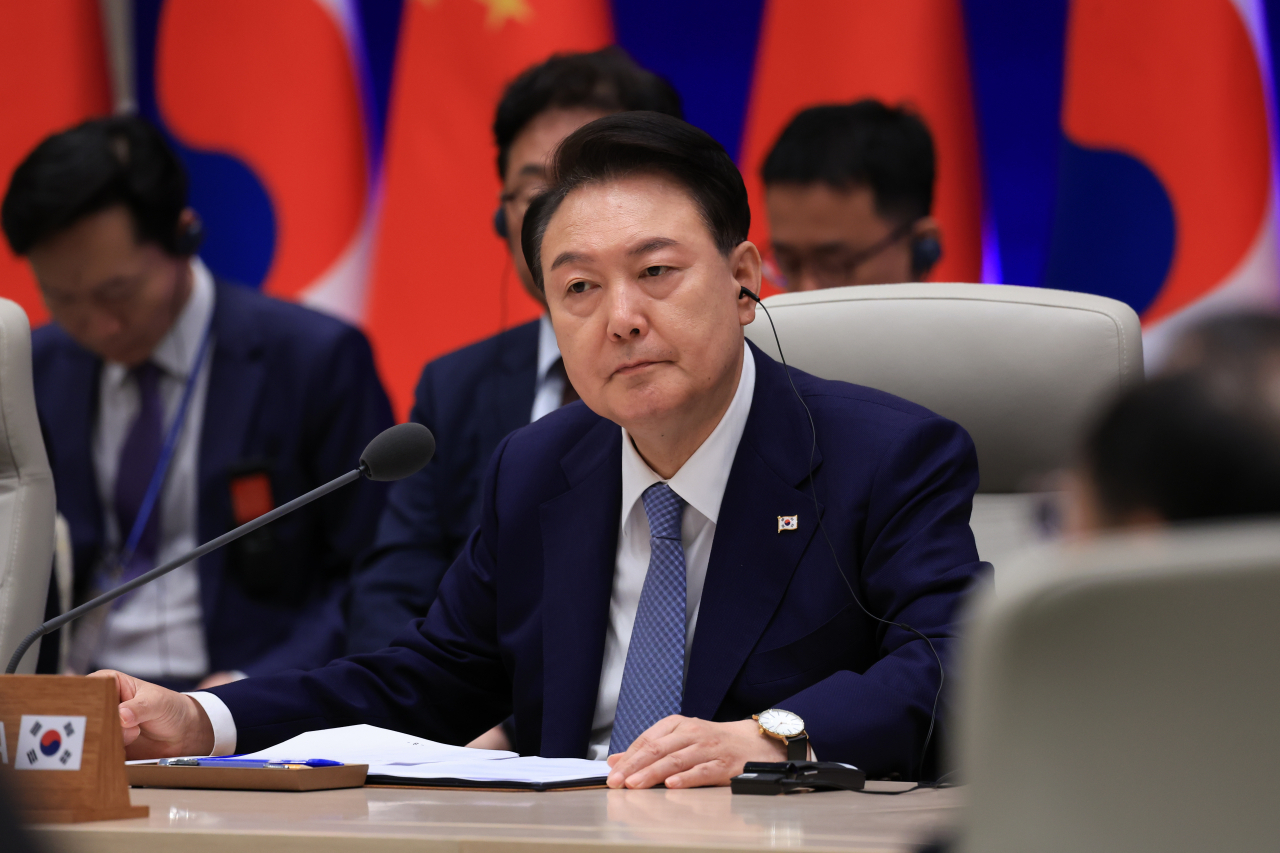 윤석열 대통령이 지난 27일 청와대 영빈관에서 열린 제9차 한일중 정상회의에 참석하던 모습. [연합]