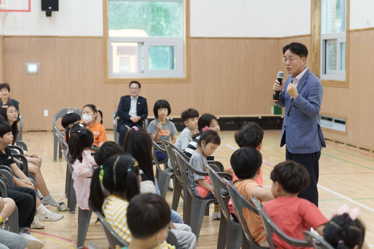 28일 전북 괴목초등학교에서 진행된 NH농협은행 이동금융교육에서 이석용 은행장이 일일 금융교육강사로 나서 학생들과 소통의 시간을 나누고 있다. [NH농협은행 제공]