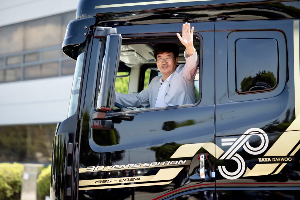 타타대우상용차, ‘30주년 스페셜 에디션’ 1호차 전달식 진행