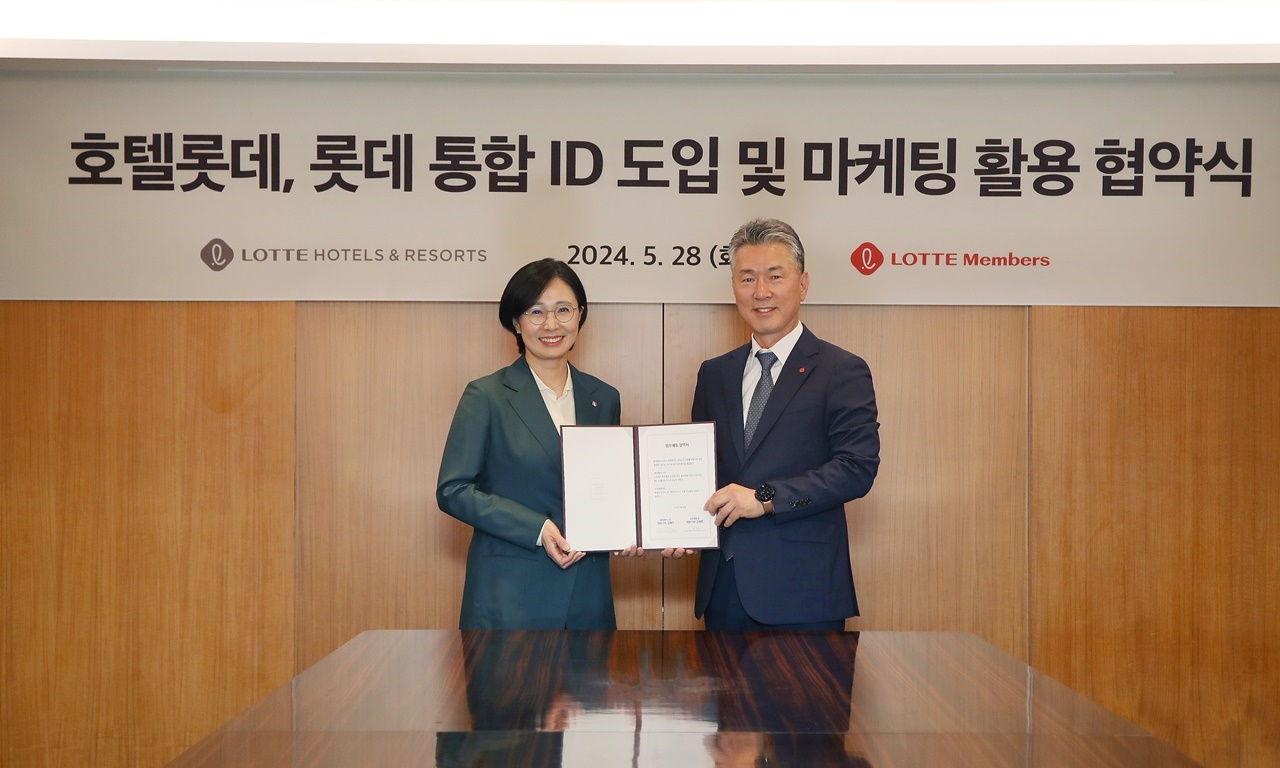 김혜주(왼쪽) 롯데멤버스 대표와 김태홍 롯데호텔앤리조트 대표가 협약식에서 기념촬영 하고 있다. [롯데멤버스 제공]