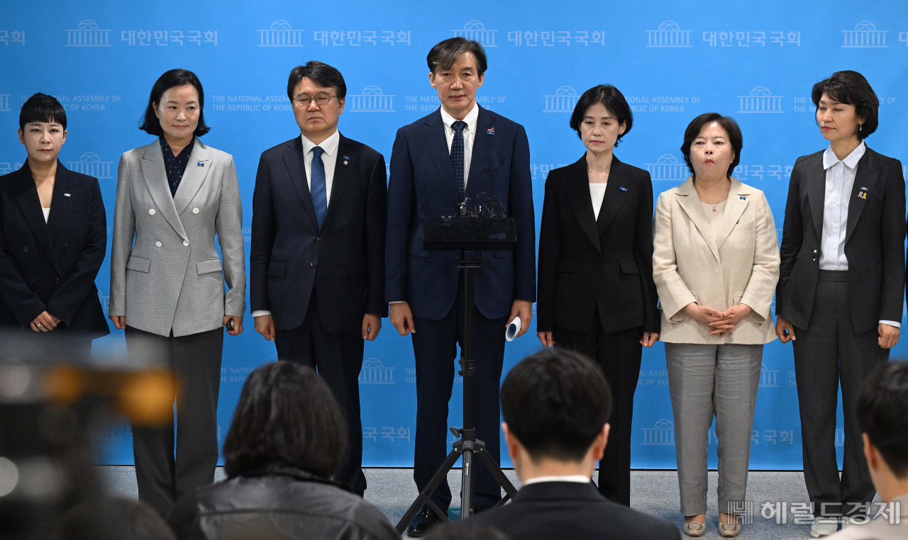 조국 조국혁신당 대표를 비롯한 당선인들. 이상섭 기자