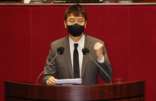 김웅 국민의힘 의원이 2022년 4월 27일 국회 본회의에서 검찰의 수사권과 기소권을 분리하는 일명 ‘검수완박’ 법안을 처리하기 전 세번째 무제한토론(필리버스터)을 하고 있다. 이상섭 기자