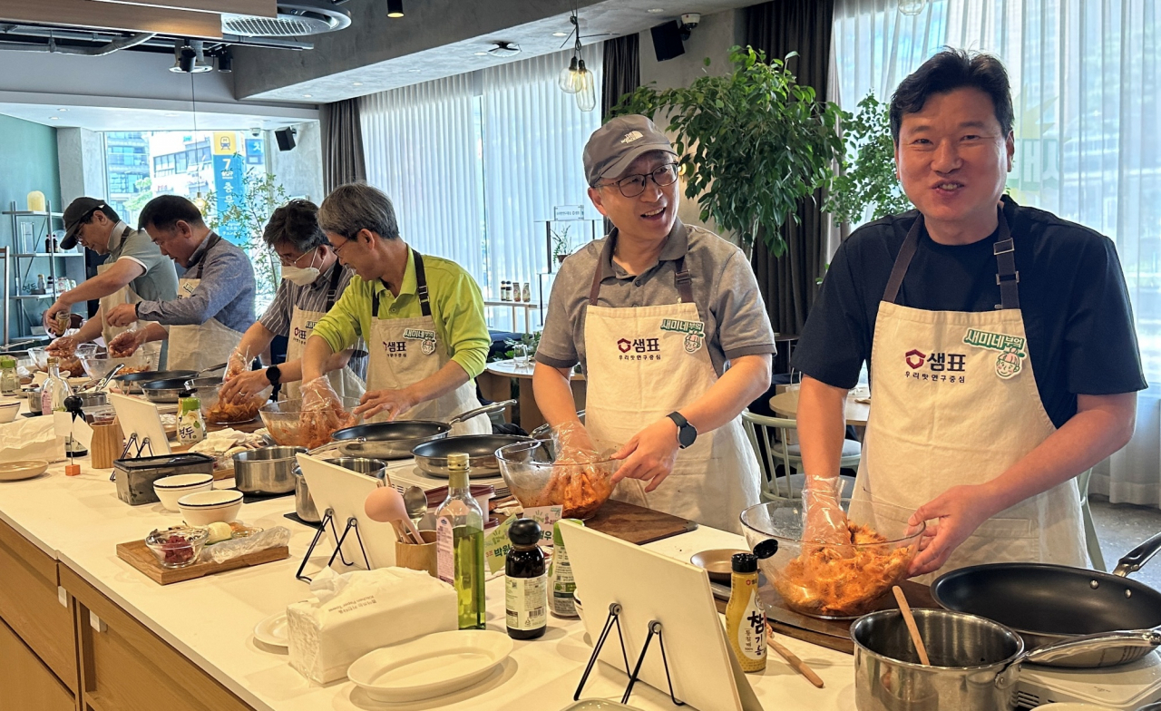 샘표는 지난 28일 서울 중구 샘표 본사 1층 우리맛공간에서 ‘남자들의 즐거운 요리 혁명’ 쿠킹클래스를 진행했다.[샘표 제공]