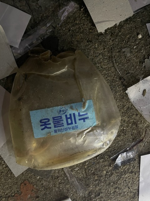 29일 북한이 날려 보낸 것으로 추정되는 풍선과 거름 봉투가 전국 곳곳에서 발견됐다. [연합]