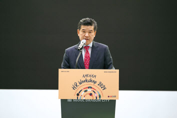 제임스 김 주한미국상공회의소 회장이 29일 서울드래곤시티 호텔에서 열린 ‘2024 HR 워크숍’에서 개회사를 하고 있다. [암참 제공]