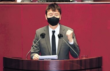 김웅 국민의힘 의원이 2022년 4월 27일 국회 본회의에서 검찰의 수사권과 기소권을 분리하는 일명 ‘검수완박’법안을 처리하기 전 세 번째 무제한토론(필리버스터)을 하고 있는 모습 이상섭 기자