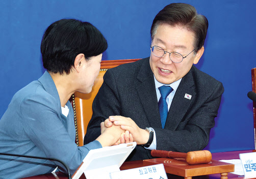 이재명 더불어민주당 대표가 29일 오전 서울 여의도 국회에서 열린 최고위원회의에서 마지막 최고위 발언을 마친 서은숙 최고위원에게 고마움을 표하며 악수하고 있다.[연합]
