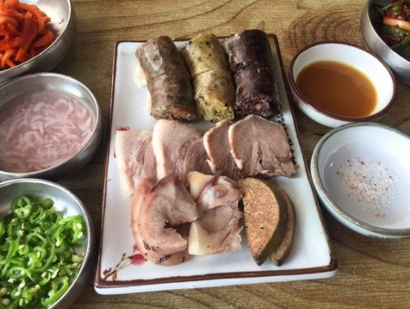 한 누리꾼이 다른 순댓국집에서 3000원을 추가로 내고 받은 순대[온라인 커뮤니티 '아프니까 사장이다' 캡처]