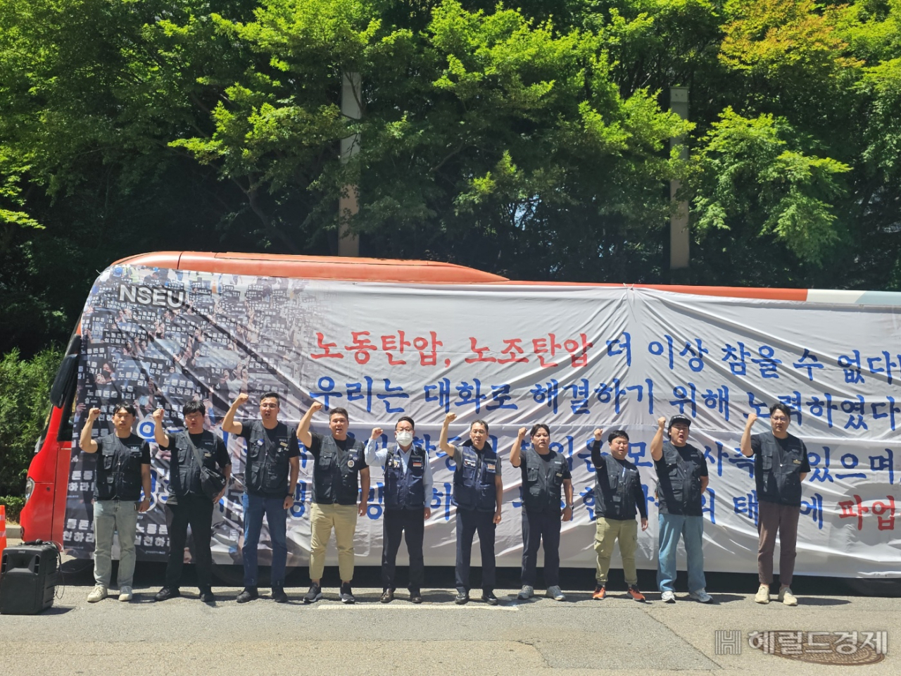 전국삼성전자노동조합이 29일 파업을 선언했다. 전삼노는 오는 7일 연차 사용을 통한 파업과 24시간 버스 농성을 병행하며 파업을 진행할 예정이다. 29일 삼성전자 서초사옥 앞에서 전삼노가 파업을 선언하고 있다. 김민지 기자