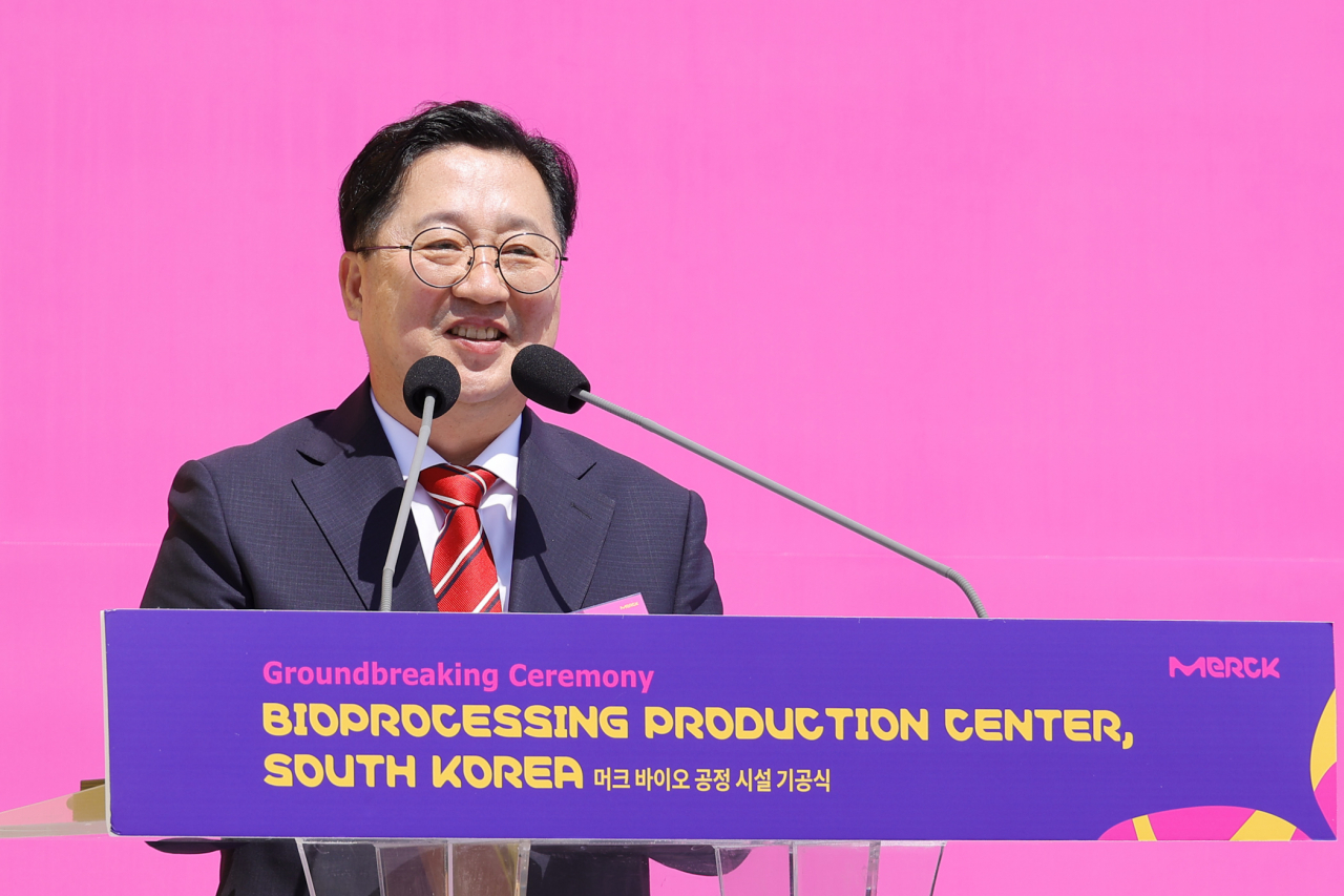 이장우 대전시장이 29일 독일 머크사의 대전 바이오프로세싱 생산센터(대전시 둔곡지구) 기공식에서 참석해 축하 인삿말을 전하고 있다.