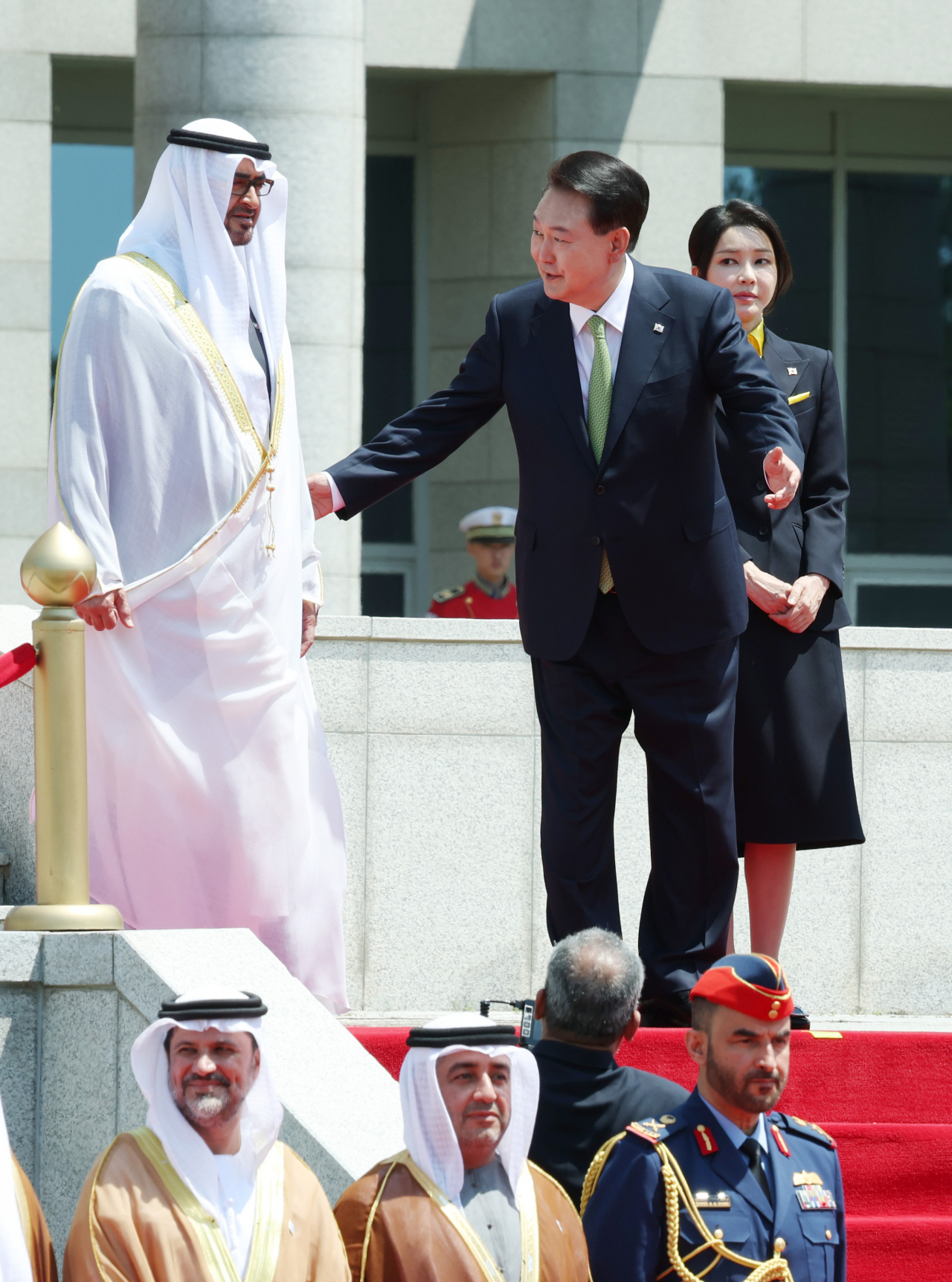 윤석열 대통령과 김건희 여사가 29일 서울 용산 대통령실 청사 앞 잔디마당에서 열린 UAE 대통령 국빈 방한 공식 환영식에서 무함마드 빈 자예드 알 나흐얀 아랍에미리트(UAE) 대통령을 안내하고 있다. 연합뉴스