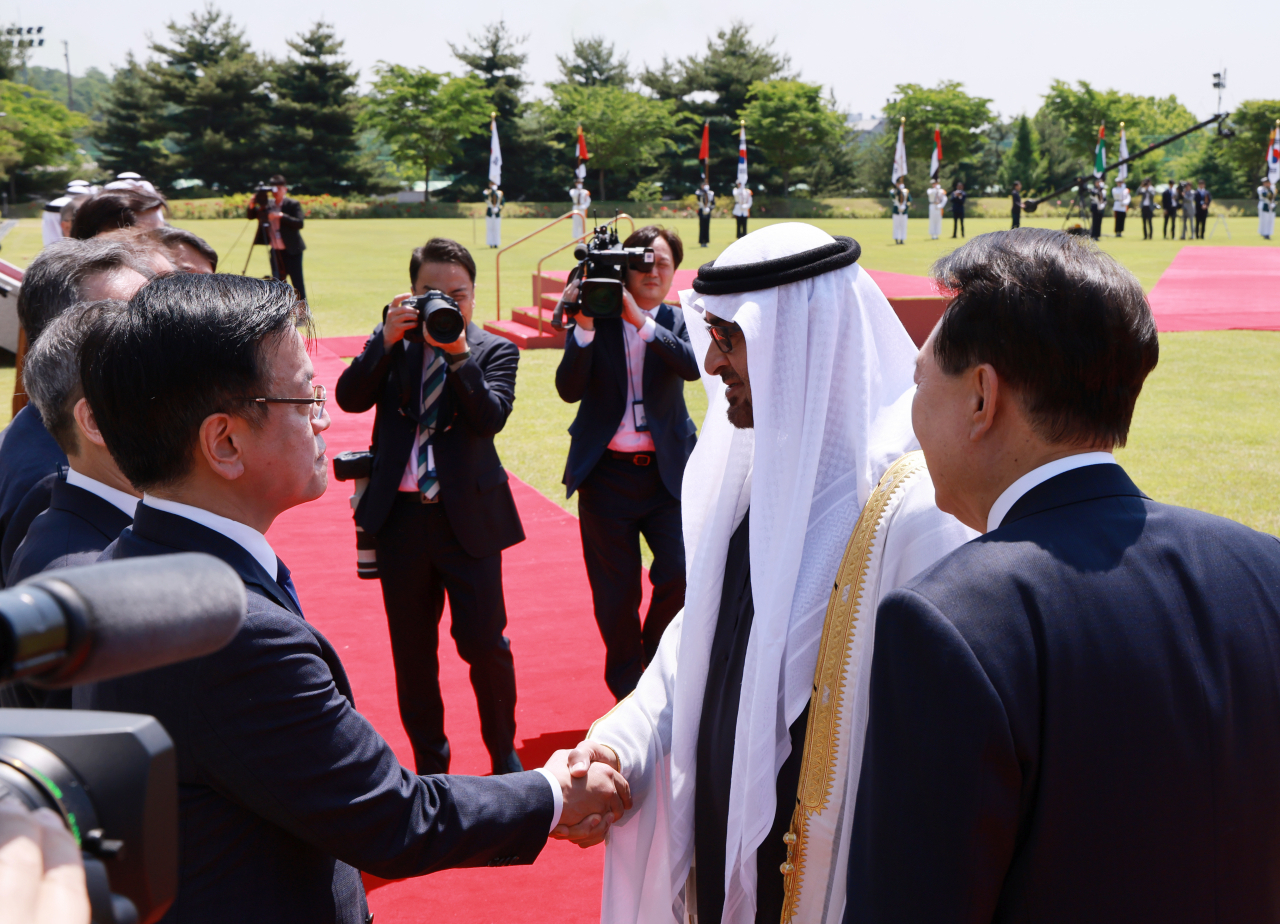 무함마드 빈 자예드 알 나흐얀 아랍에미리트(UAE) 대통령이 29일 서울 용산 대통령실 청사 앞 잔디마당에서 영식에서 최상목 경제부총리 겸 기획재정부 장관 등 한국 측 수행원들과 인사하고 있다. [연합]