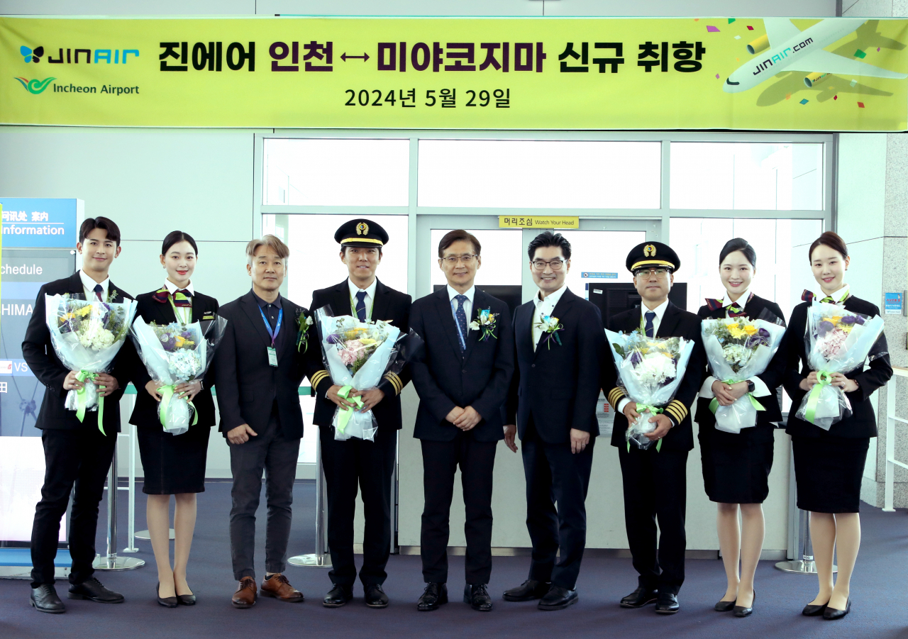 29일 인천국제공항 제2터미널에서 열린 진에어의 인천~미야코지마 신규 노선 취항식에서 박병률(왼쪽 다섯번째) 진에어 대표 와 임직원들이 기념 사진을 촬영하고 있다. [진에어 제공]