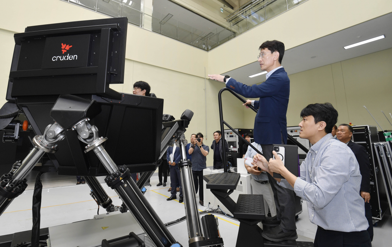 김윤상 기획재정부 차관이 29일 오전 전라도 광주 그린카진흥원을 방문해 미래차 시험, 평가, 인증 장비동을 시찰하며 관계자의 설명을 듣고 있다. [기획재정부]