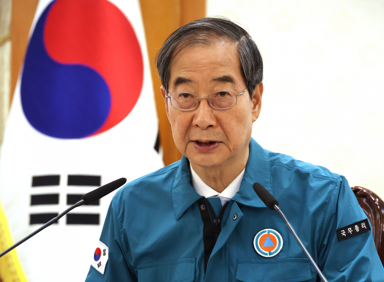 한덕수 국무총리는 29일 강원도의 한 육군부대 신병교육대에서 입대 9일차 훈련병이 군기훈련중 쓰러져 사망한 사건과 관련해 신원식 국방부 장관에게 보고를 받고 재발방지대책을 강조했다. 한 총리가 이날 정부서울청사에서 열린 의사집단행동 중앙재난안전대책본부 회의에서 발언하고 있다. [연합]